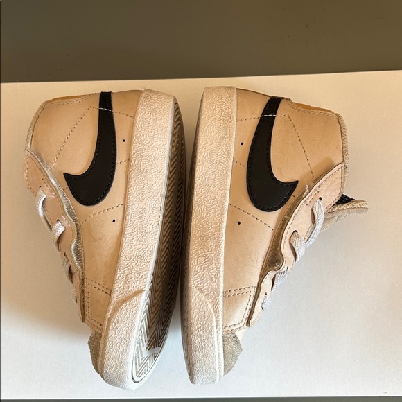 Nike toddler sneakers. - Picture 4 of 8